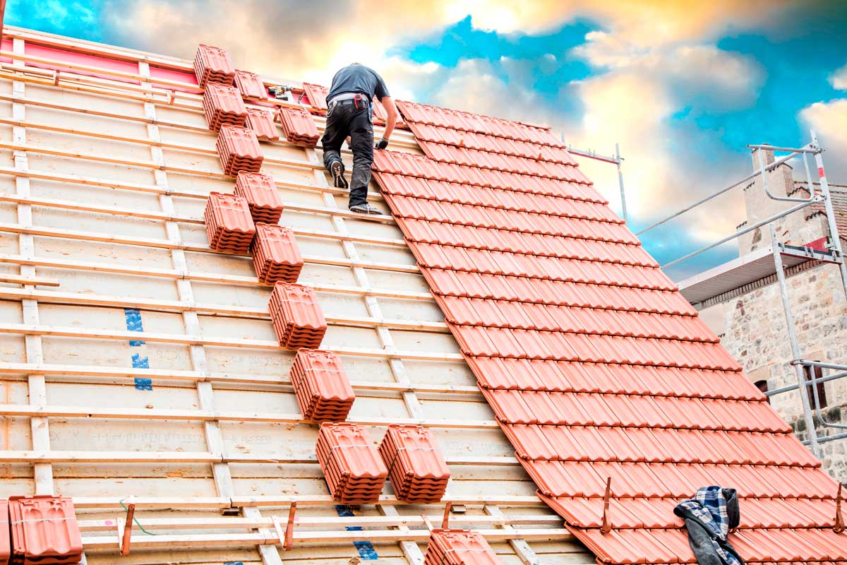 Ein Bauarbeiter bei einer Dachsanierung