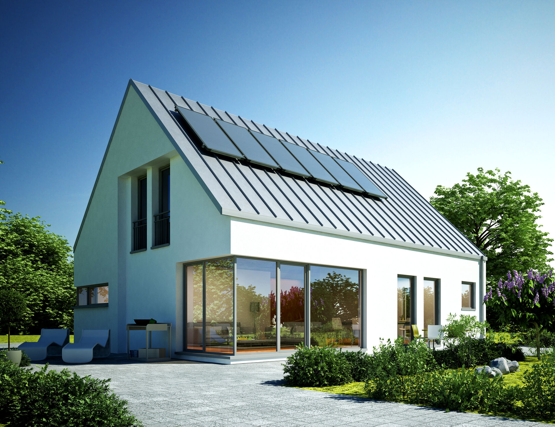 Ein Haus mit einer Solaranlage auf dem Dach
