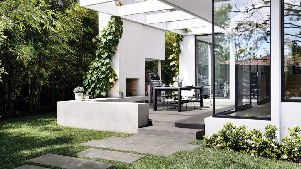 Eine Terrasse mit Garten und Grill