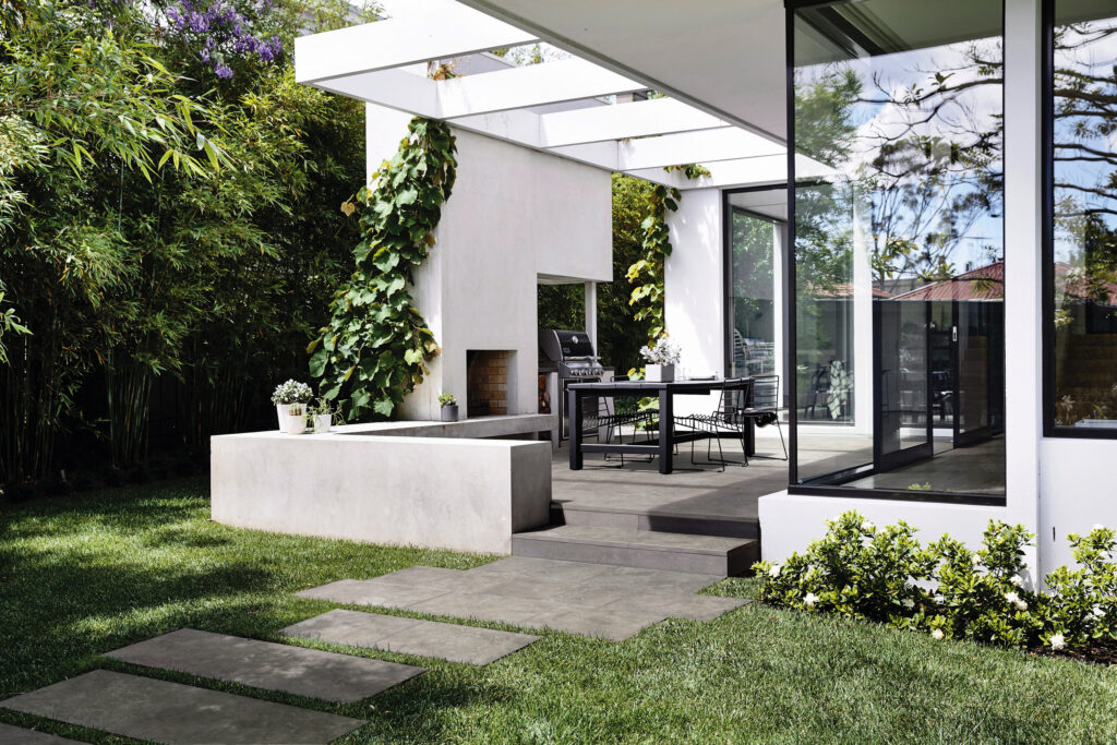 Gartenweg zum modernen Haus mit Terrasse und Pergola